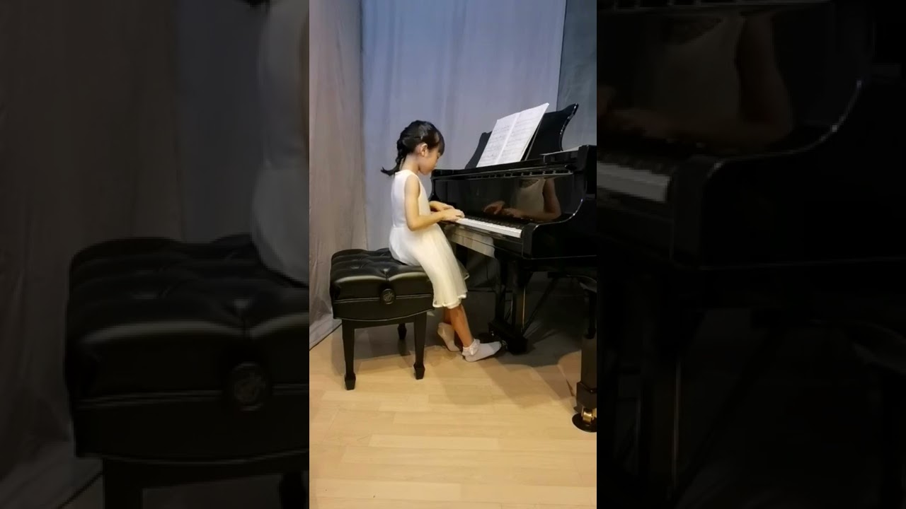 ABRSM Gr 3 Distinction,Alyssa Lee, won London Young Musicians Competition. Sylvia Ng Piano Studio