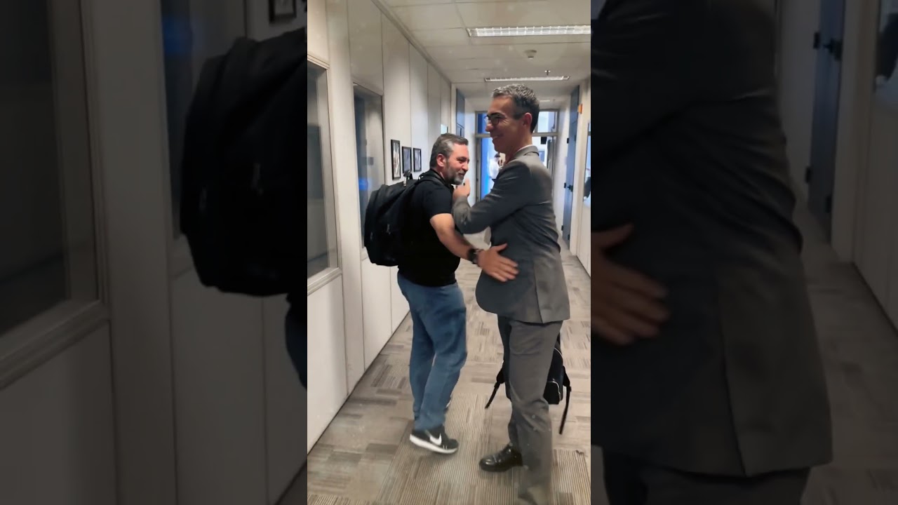 C&eacute;sar Tralli mostra como &eacute; ele chegando ao trabalho