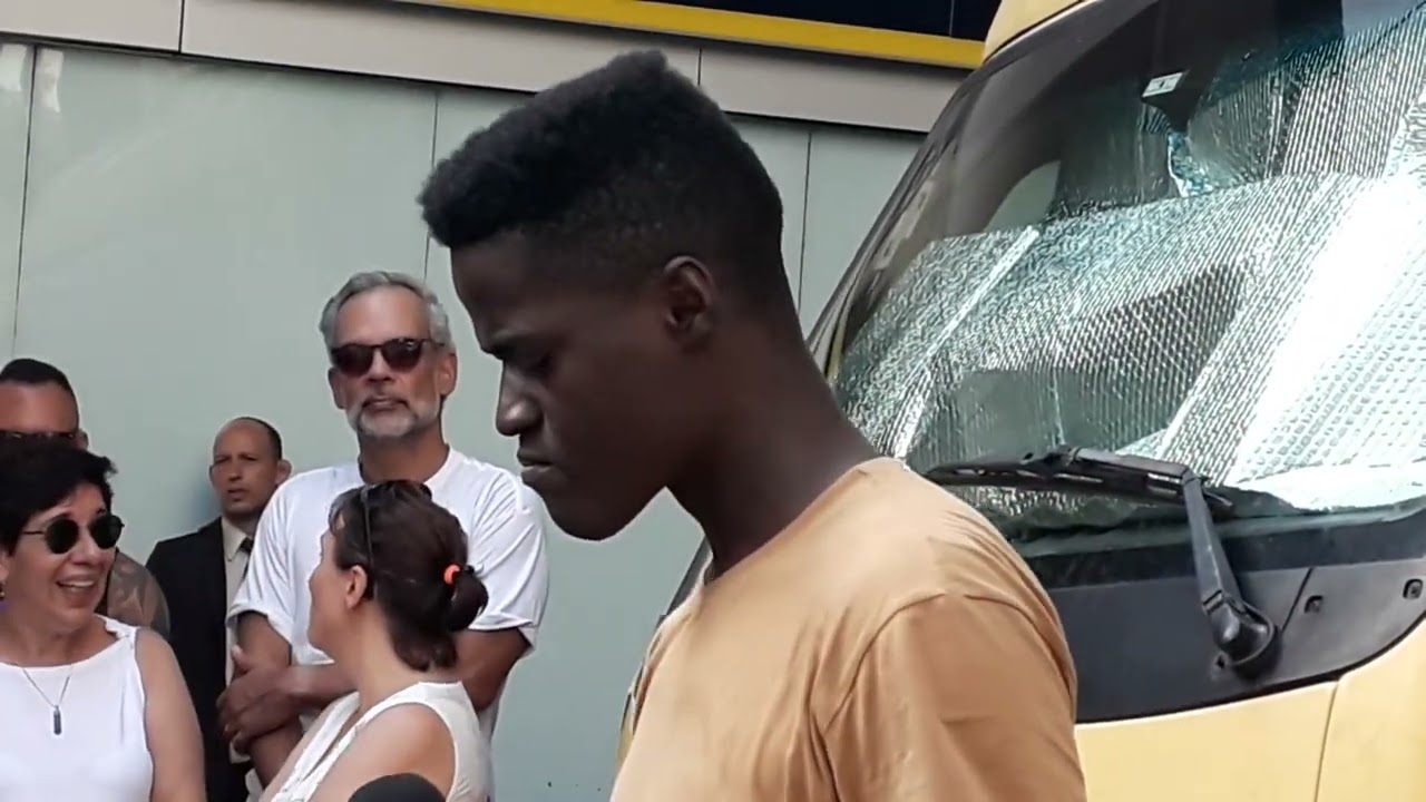 OLHA O JOVEM LEANDRO SILVA🎤NA AVENIDA PAULISTA EM SÃO PAULO.(26/03/2023).