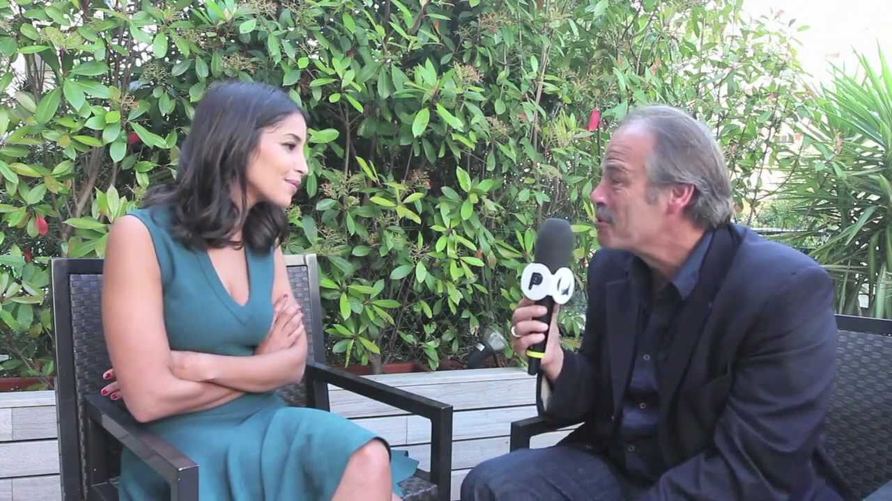 Leïla Bekhti en Interview pour le film La source des femmes - Festival de Cannes 2011