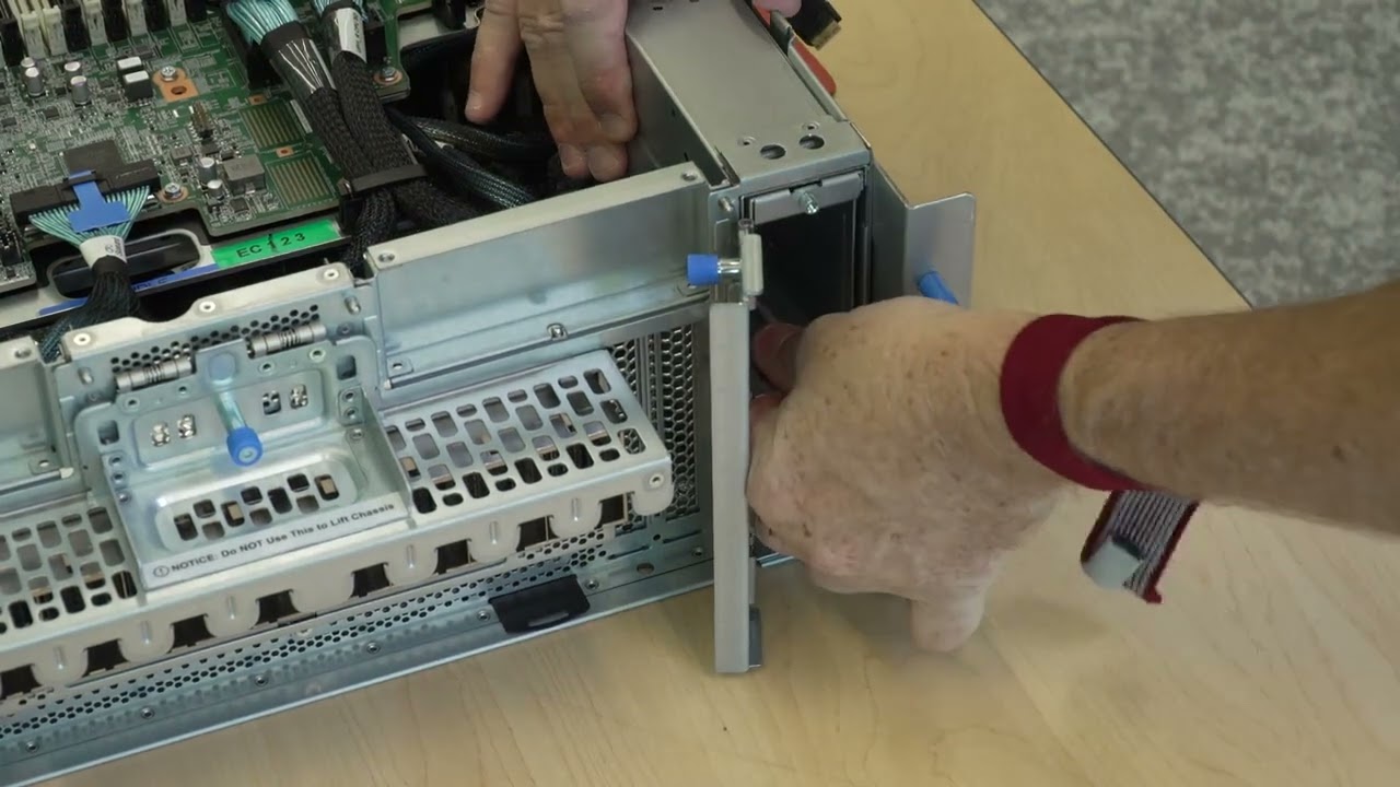 ThinkSystem SR950 V3 installing a drive cage