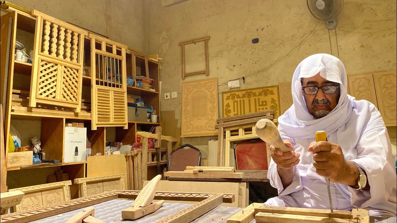 حكاية عمر مع النقوش الأحسائية الخشبية والجصية يرويها الحرفي عبدالله الشبعان