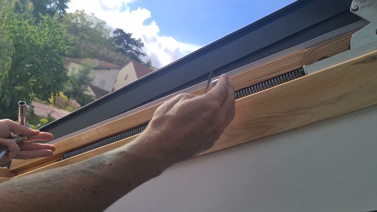 réglage ressort velux S06 pour bloquer la fenêtre ouverte