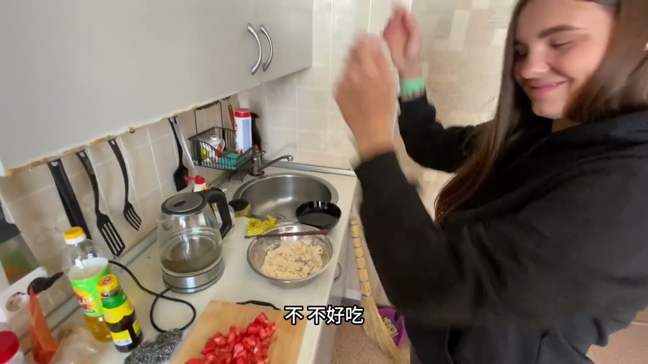 教俄罗斯女人做中餐，太难了，宁愿我自己做