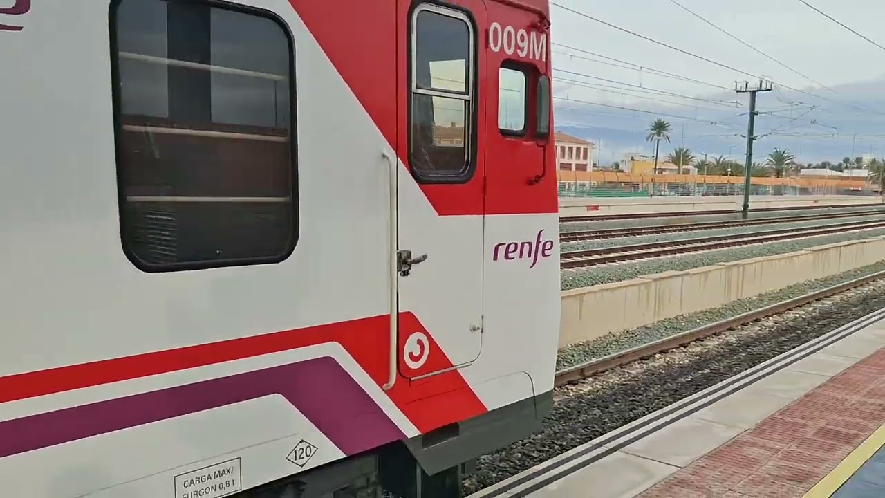 Tren Renfe Cercanías S-592 destino Alicante por San Isidro - Albatera Catral.
