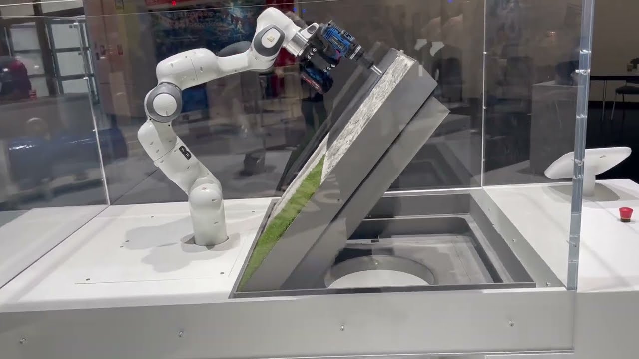 Schachtabdeckung mit hydraulischer &Ouml;ffnungshilfe mittel Akkuschrauber &ouml;ffnen und schlie&szlig;en