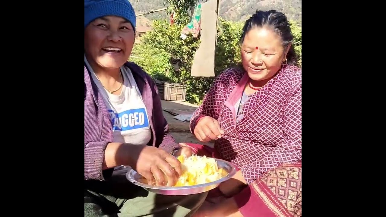 सुन्तला  र अमिलो साधेको छु आउनुहोस घाम मा बसेर खाने  हो जिब्रो पड्काउदै 🍋🍋😋😋