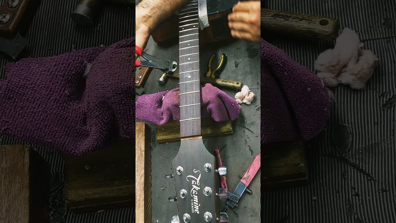 Troca de trastes de forma tradicional,  traste instalado dunlop 6100. #guitar #luthierurberlandia
