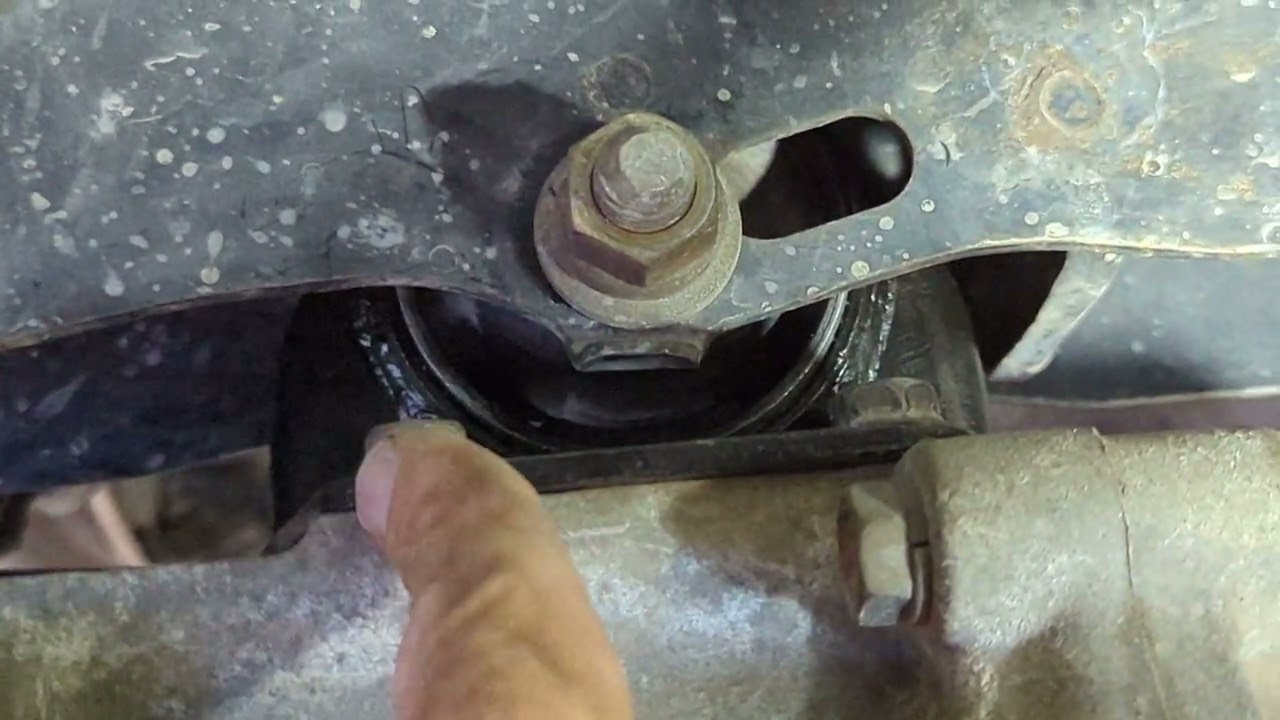 Rear Motor Mount Replacement - 1992 Toyota Hiace LH129 3L 5-Speed Manual 4x4