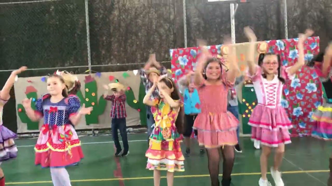 Dança junina da Joana - São João de todos os tempos - Mastruz com leite