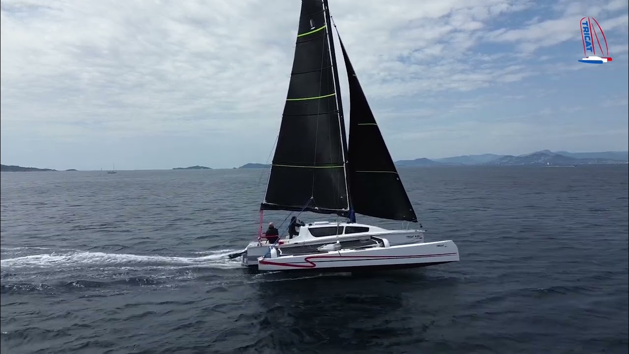 TRICAT 8.50 En Méditerranée le long de Porquerolles