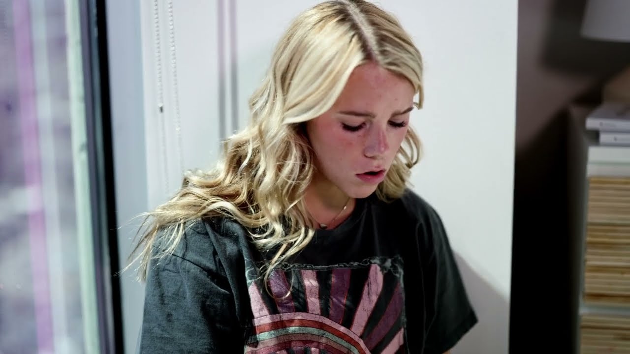 Avery Anna - biggest t-shirt (Visualizer)