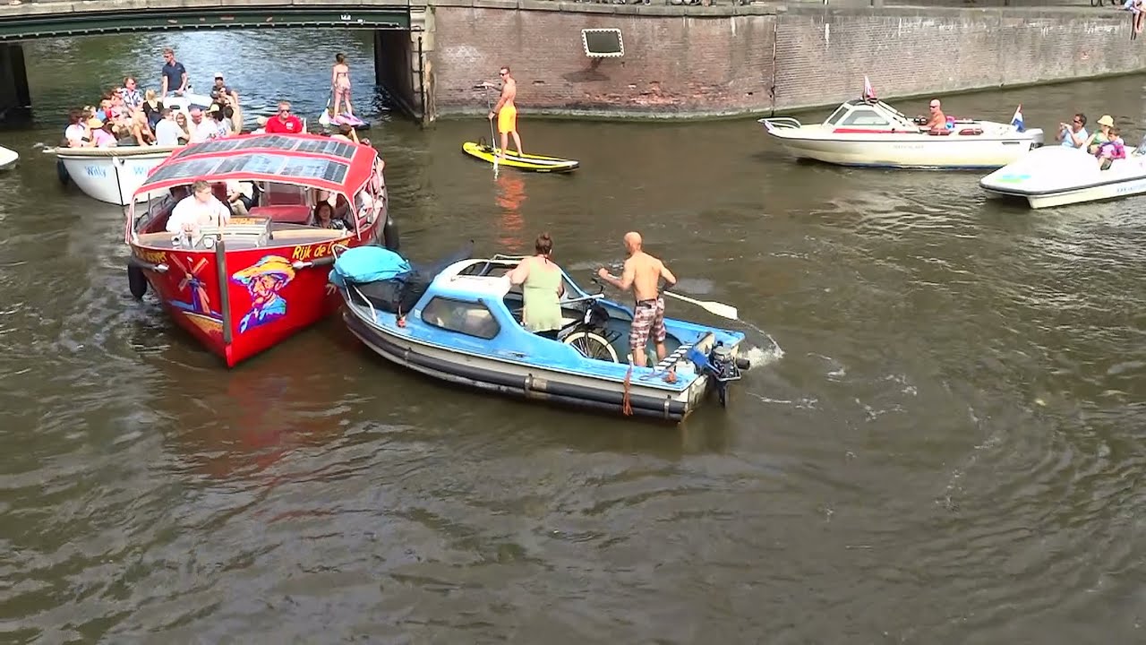 Chaos op de grachten van Amsterdam.