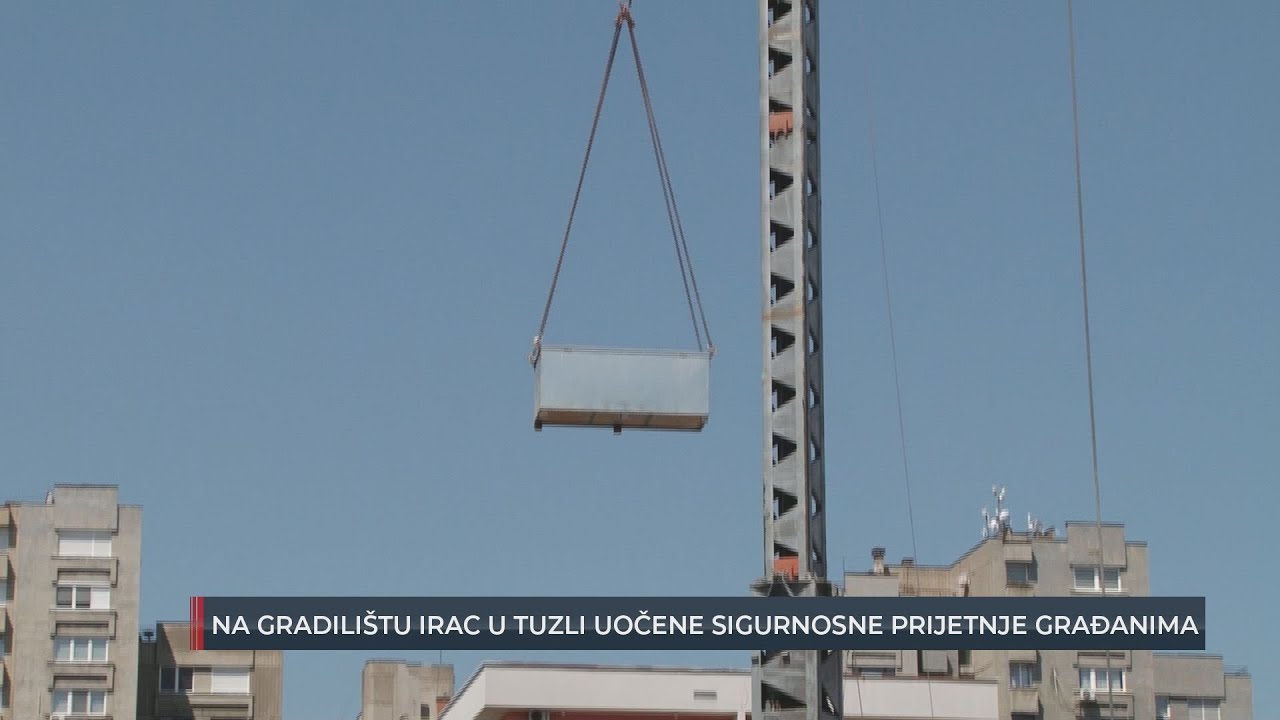 Na gradilištu u Tuzli teret s građevinskog krana visi iznad ulice kojom svakodnevno prolaze vozila