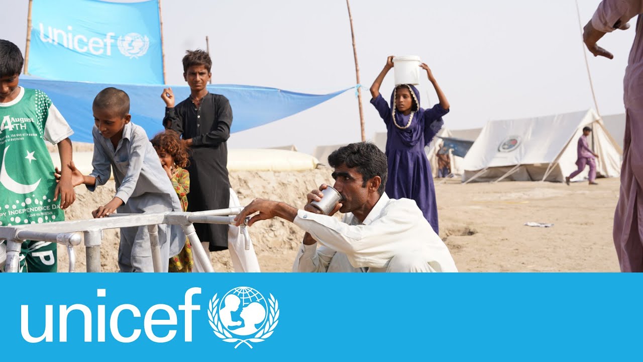 UNICEF helps save lives with clean water during floods in Pakistan