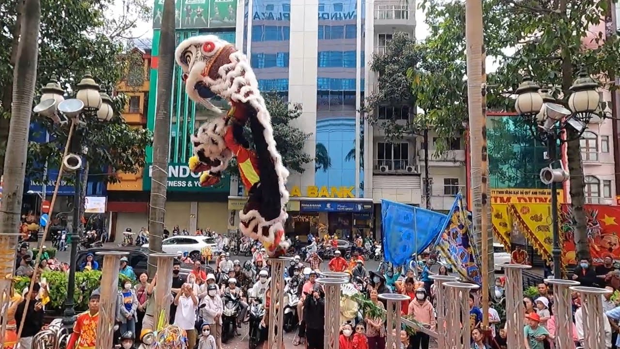 Múa lân tung bay đẹp mắt nhận lì xì khủng - Full Show Hào Dũng đuòng ở An Đông Plaza