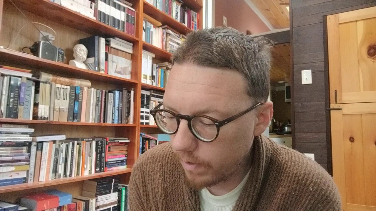 Разбираю книги на прикроватной тумбочке