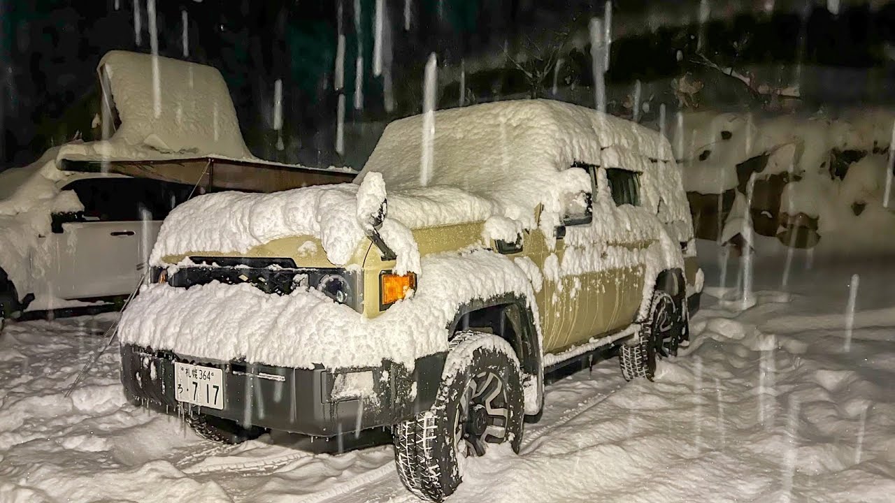【積雪50cm】新型ランクル70で雪中車中泊キャンプ！大雪警報の中、車内で楽しむ晩酌