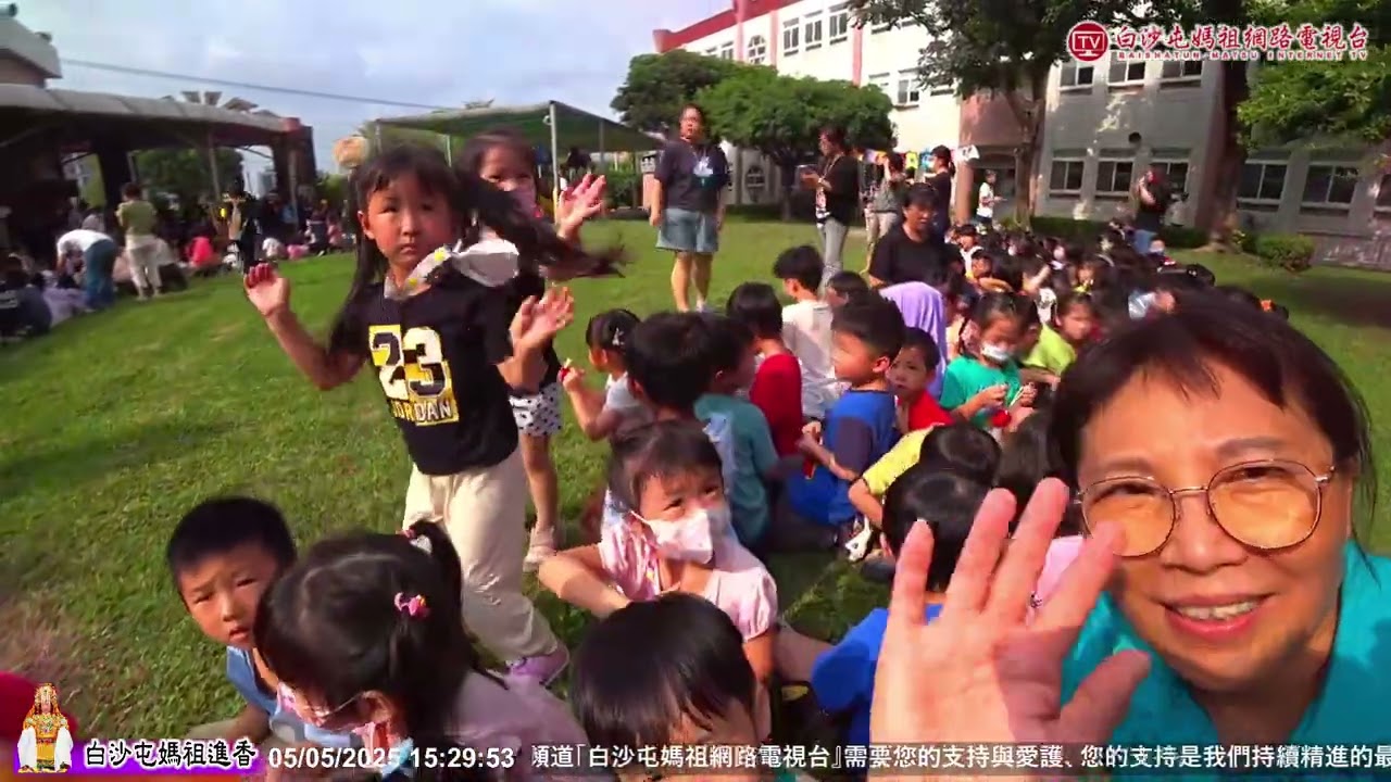 媽祖最疼愛小孩 萌翻 幼兒園孩童跪拜鑽轎底祈求平安 2025白沙屯媽祖進香精彩片段..歡迎按讚分享！