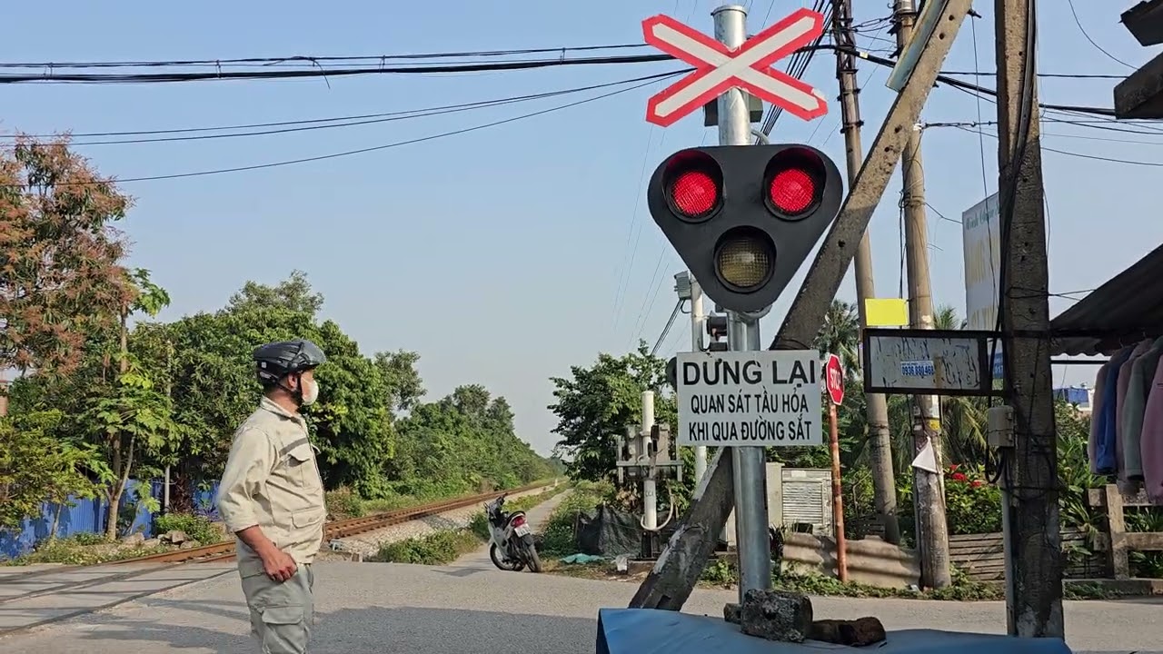 D19E-980 kéo tàu LP8 qua km 95+515 (khu gian:vật cách - thượng lý) (18/1/2026)