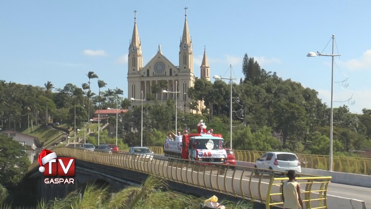 Crian&ccedil;as carentes de dois bairros gasparenses ganham presentes de Natal