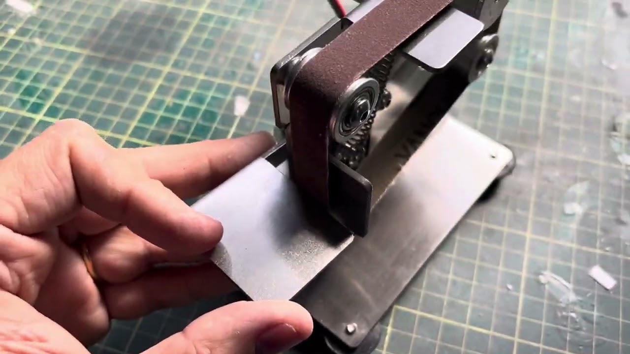 Mini lixadeira de cinta para usar no hobby / Mini belt sander for hobby use!