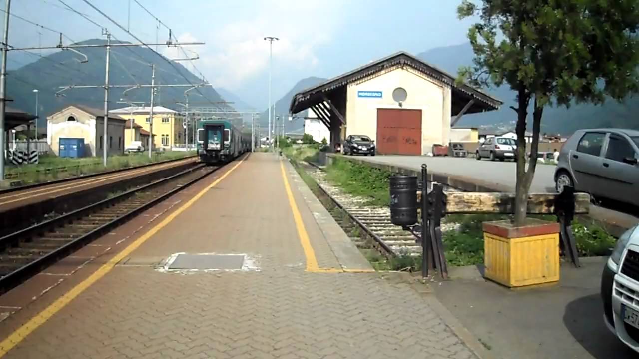 Annunci, campanelle, ritardi e treni alla stazione di Morbegno