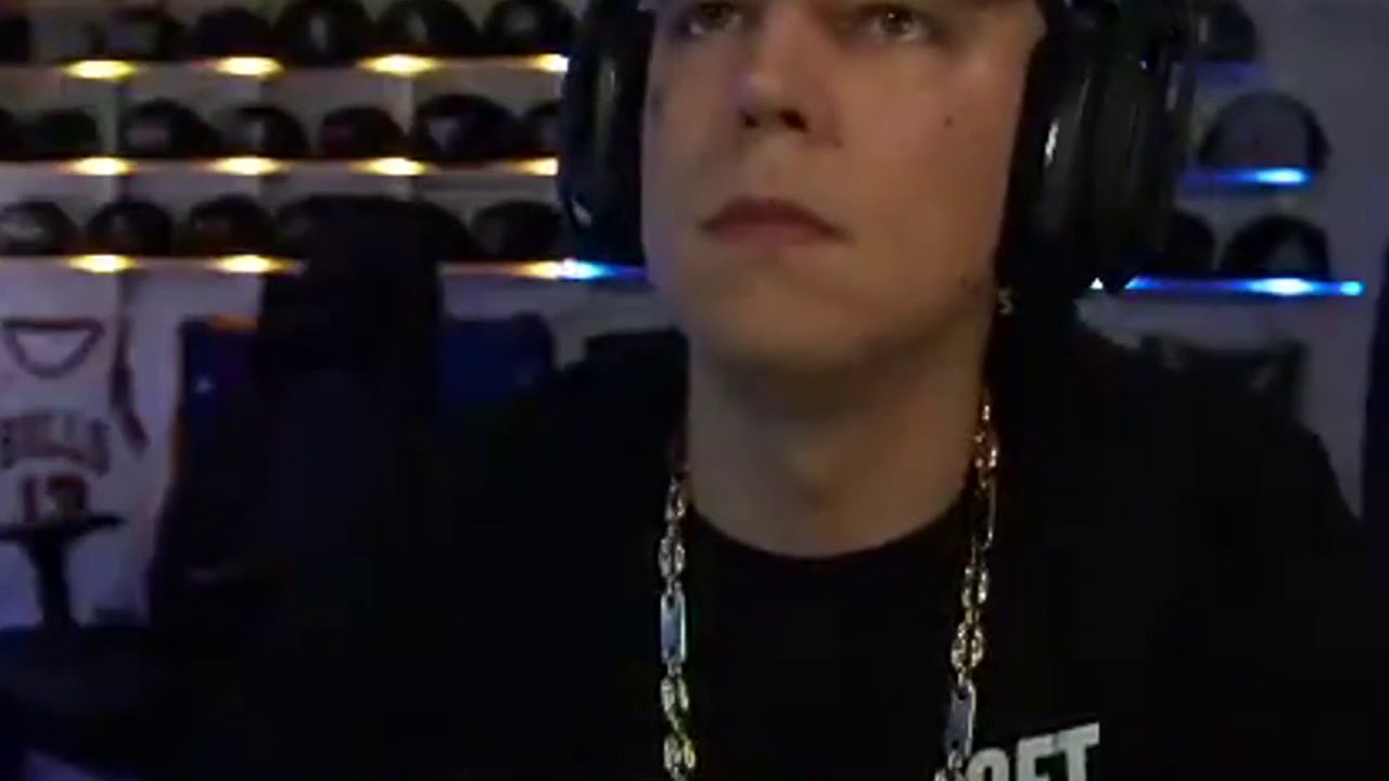 Regina r&uuml;lpst im Stream von MontanaBlack