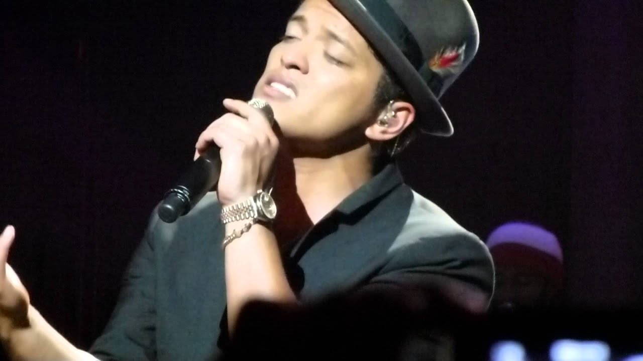 BRUNO MARS Live (HD) Brixton Academy - Just The Way You Are