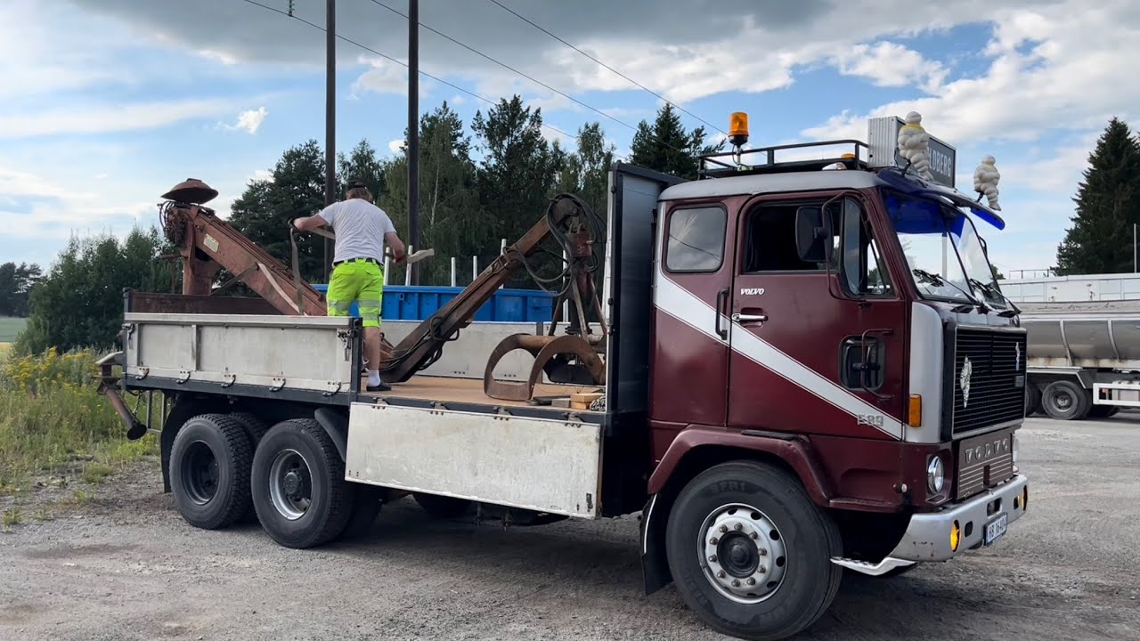 Volvo f89 med tømmerkran. Jonsered Super Z 70.