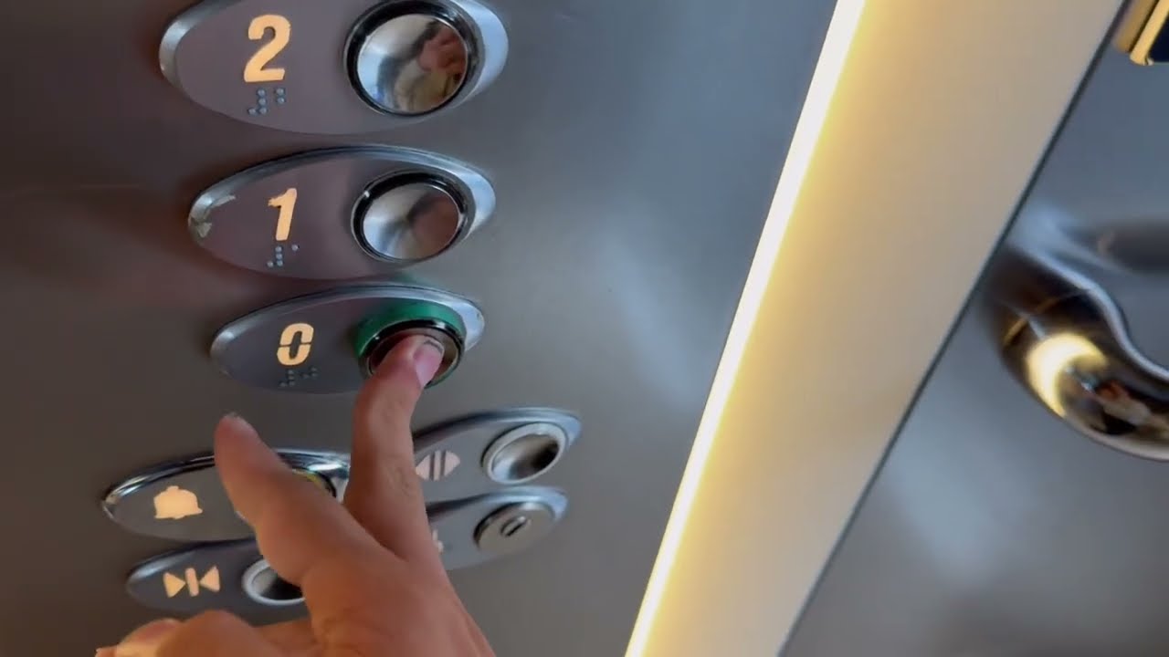 2009 OTIS Gen2 Elevator in Shopping Center St. Enoch in Glagow