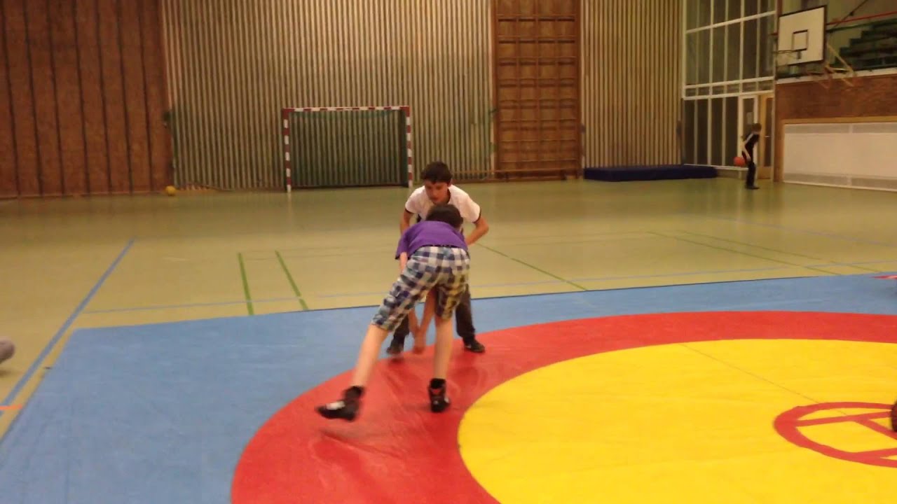 Ringertechnik - Überführen in die Bodenlage nach hinten durch Doppelangriff. Wrestling Battle