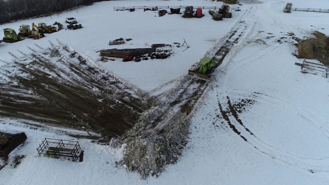 Pushing snow Terex 8230