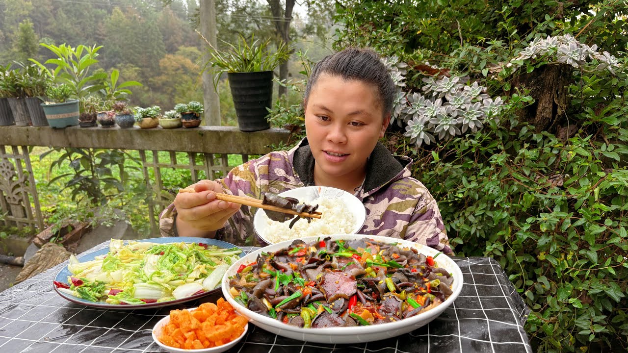 今天做个腊肉炒蘑菇，配着大白菜太好吃了 Today, make a delicious mushroom stir fried pork