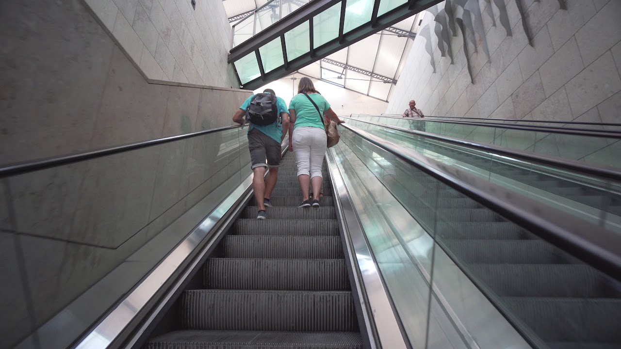 Portugal, Lisbon, Esta&ccedil;&atilde;o do Rossio railway station, 2X escalator