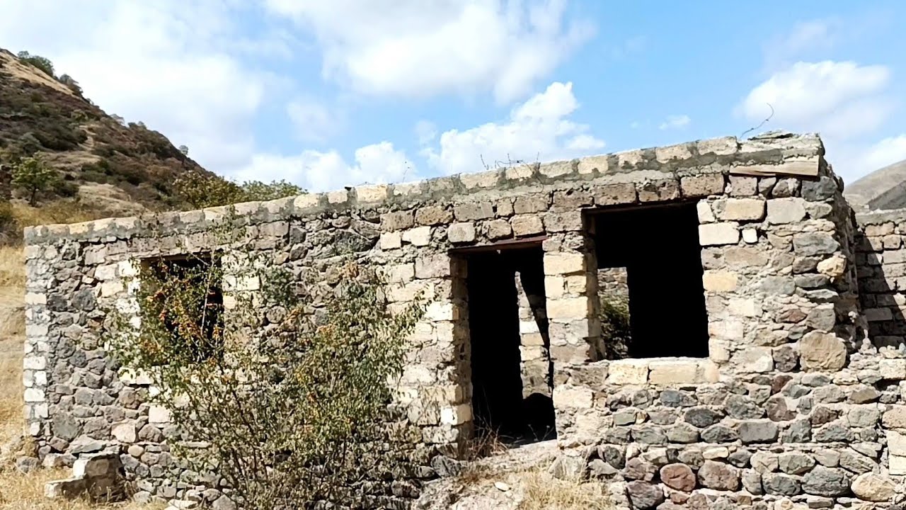 Laçın, Mirik rəhmətlik Misir müəllimin mülkü. Sazda Səyyaf Kəlbəcərli