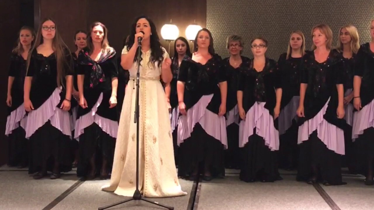 Nabyla Maan chante l'hymne national du Maroc à Belgrade à l'occasion de la fête du trône
