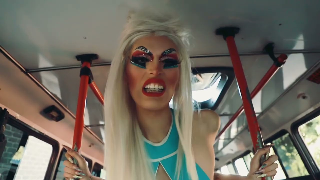 En La Peluca De Britney Spears - Deetox Alanis - Toma Mi Dinerita 3