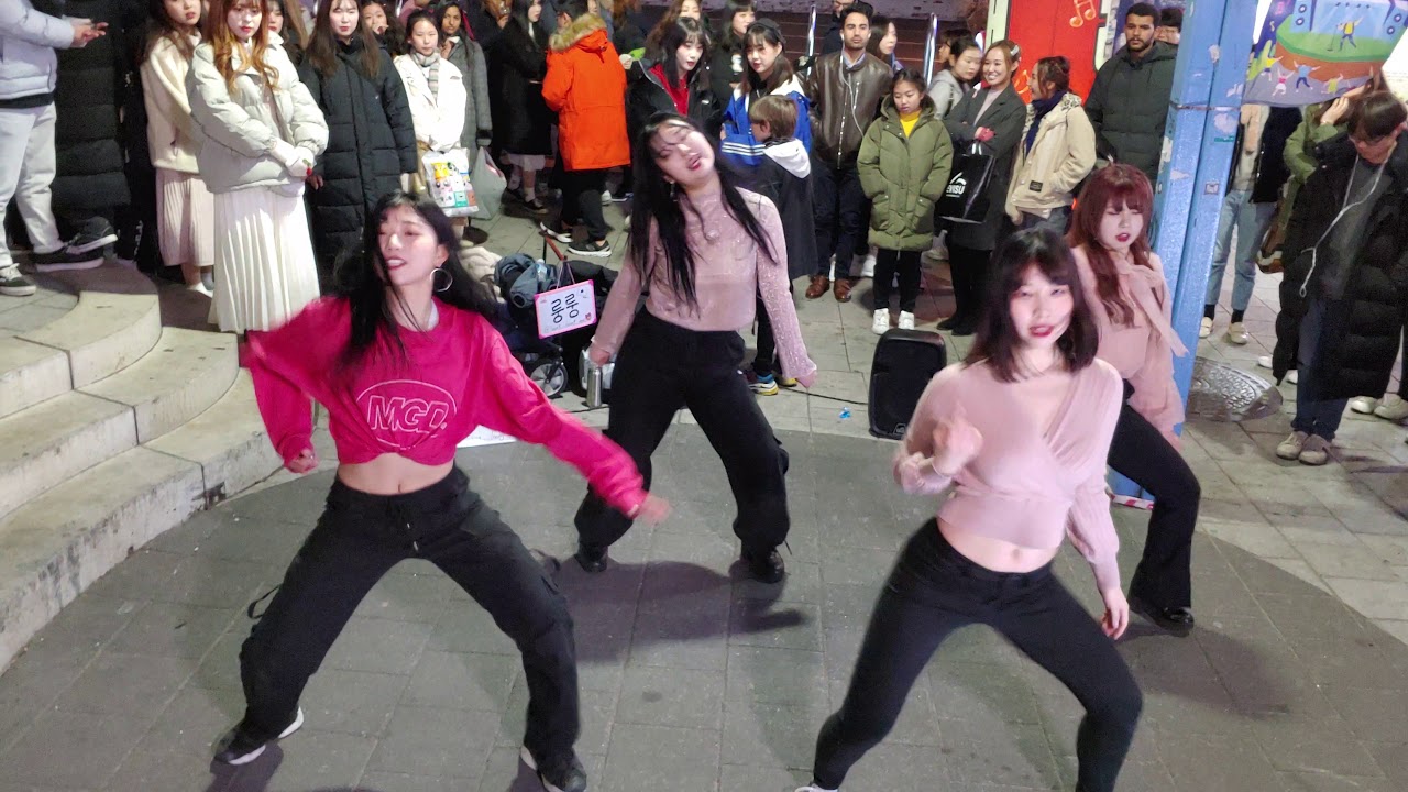 20200118. LOONG LOONG. LOVELY JAPANESE GIRLS. MOMOLAND 'THUMBS UP' COVER. CUTE ATTRACTIVE BUSKING.