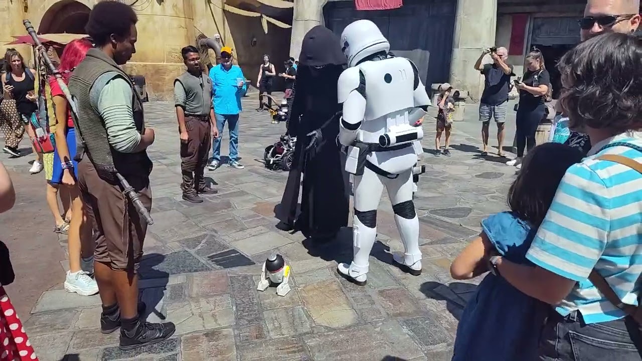 Max takes on Kylo Ren 💪