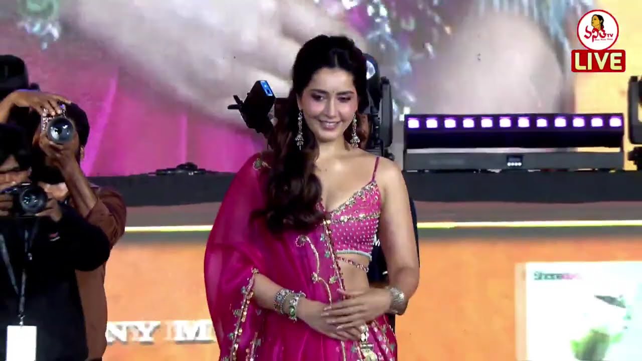 Raashii Khanna Grand Entry At Pawan Kalyan Ustaad Bhagat Singh Pre Release Event