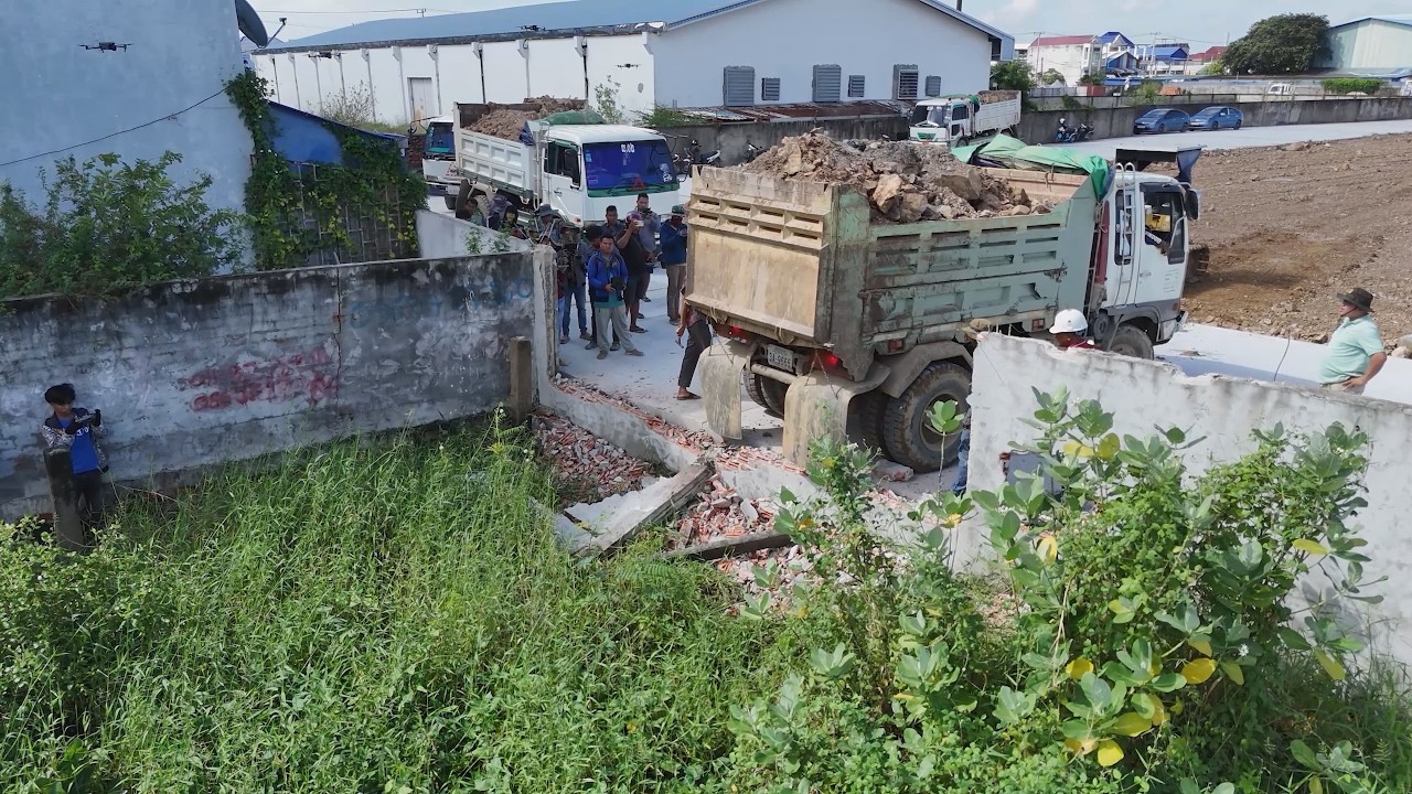 Good job!! Technique! Dump Trucks 5T And KOMATSU Dozer filling Flooded land