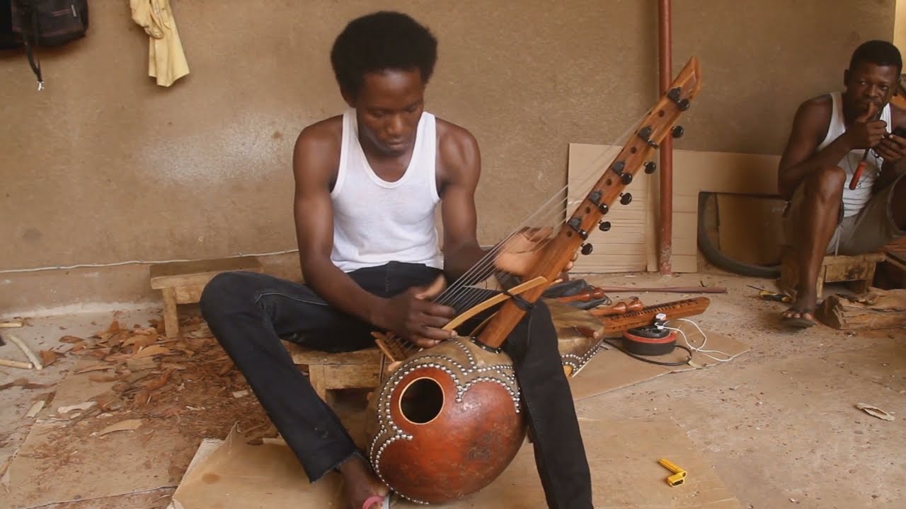 Kamélé n'goni. Instrumento pentatónico de África occidental subsahariana.