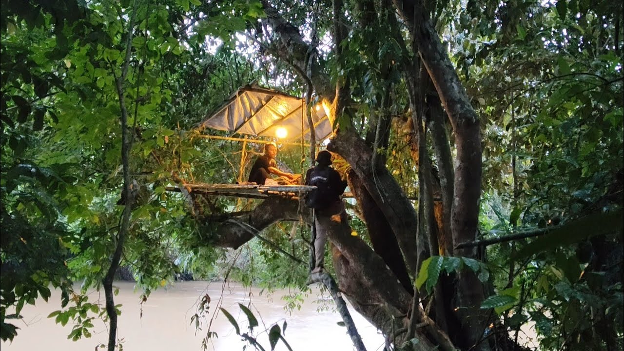 CAMPING BERBURU IKAN DAN BERMALAM DI ATAS POHON 