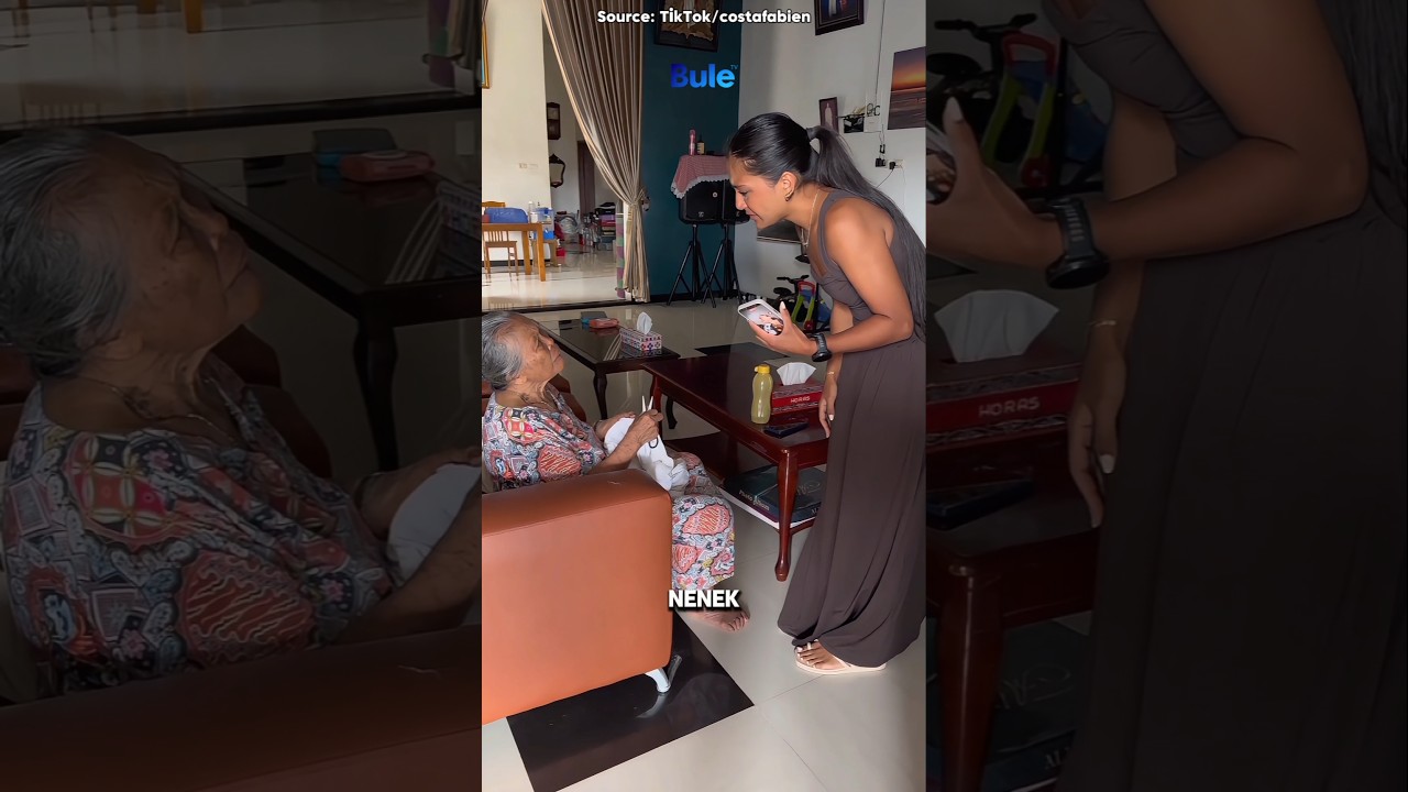 Bule Ini Menangis Saat Bertemu Neneknya di Indonesia