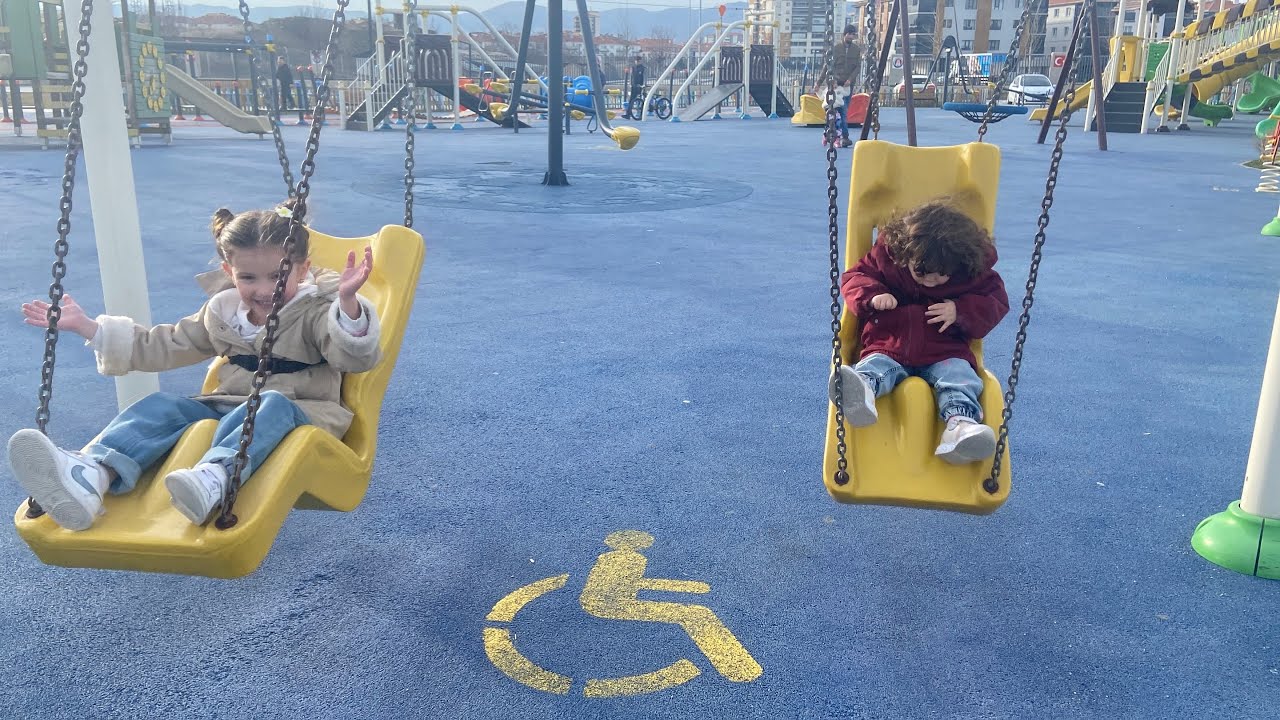Wowwww ❤️ Azra&Defne parkta çok eğlenceli zaman geçiriyor 😍😀