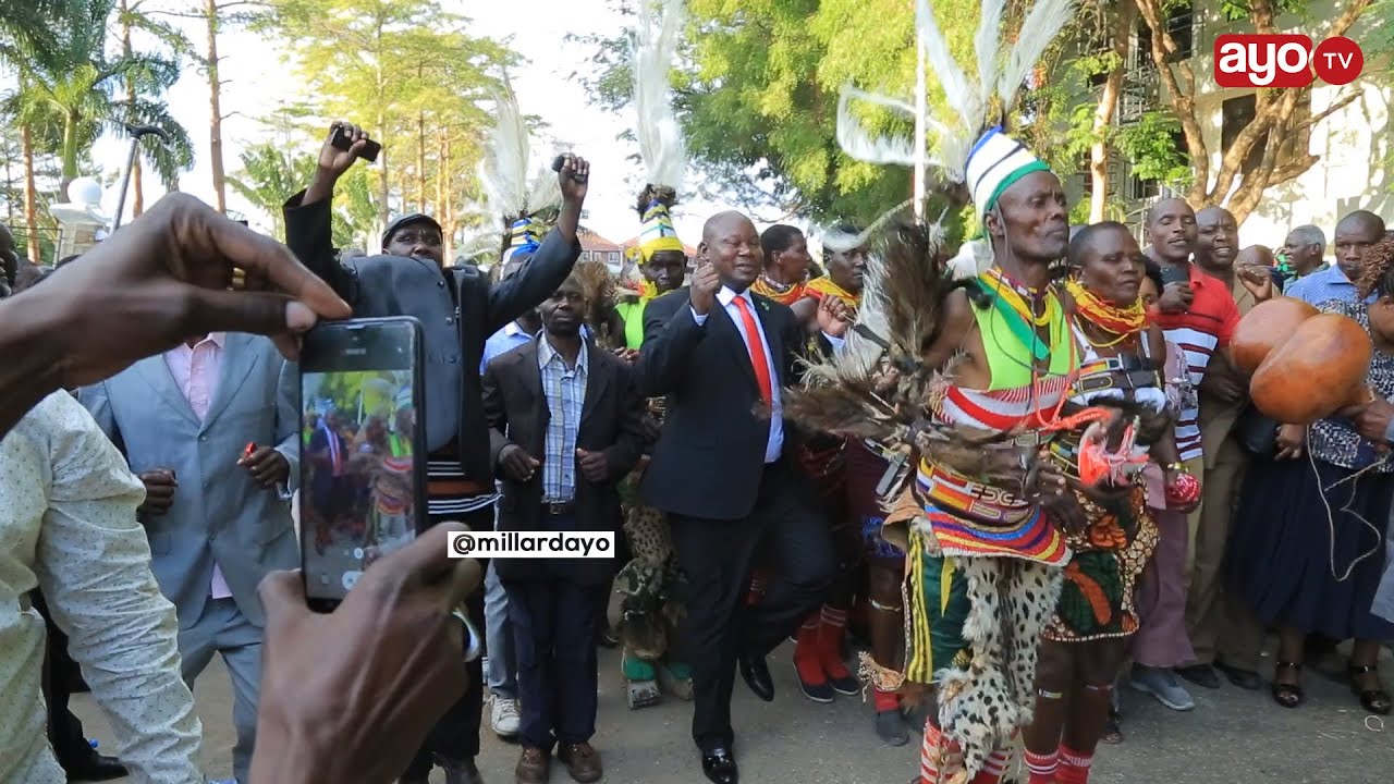 TAZAMA MBUNGE WAITARA ALIVYOSHANGILIWA NJE YA BUNGE BAADA YA KUAPISHWA