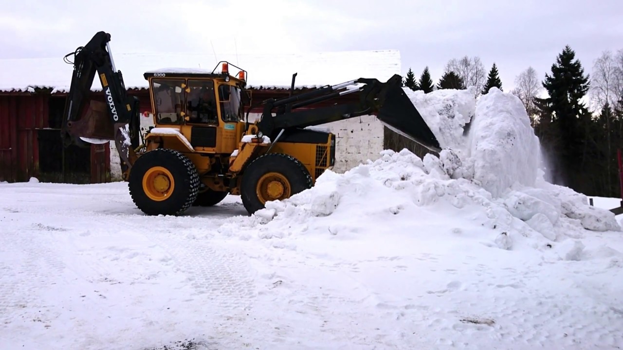 Volvo BM 6300 plowing some snow with bucket