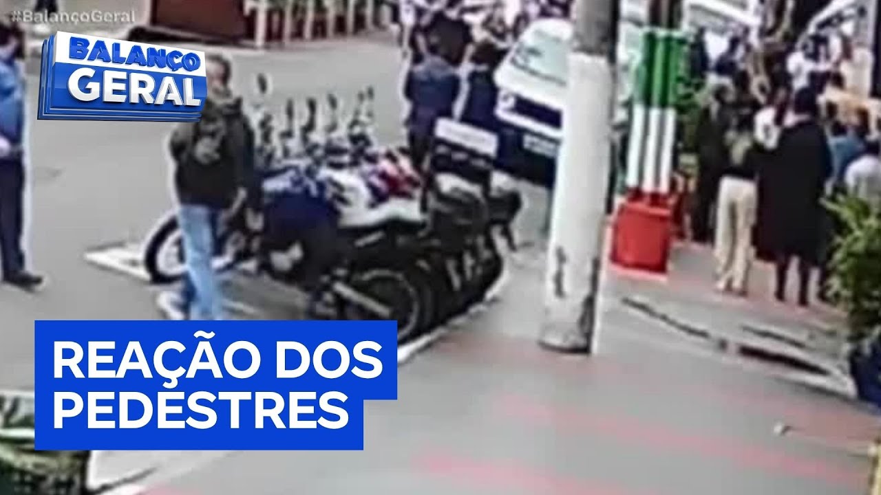 Câmeras de segurança mostram reação dos pedestres no momento em que teto de restaurante desabou