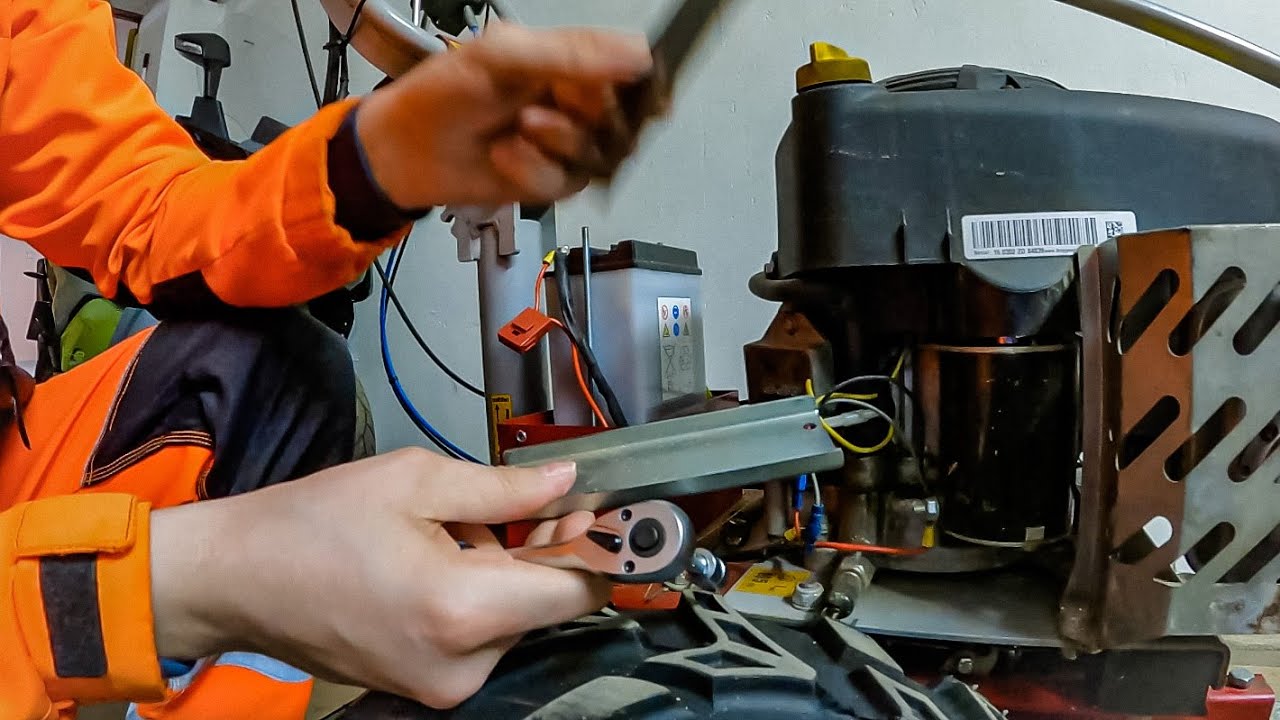 DAKR Panter FD3 - jak vyndat baterii ze stroje a dobít ji